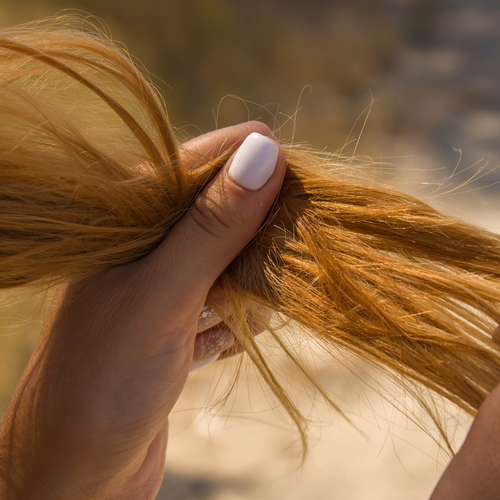 3 znaky, že tvojim vlasom chýba hydratácia: Ako sa starať o suché vlasy?
