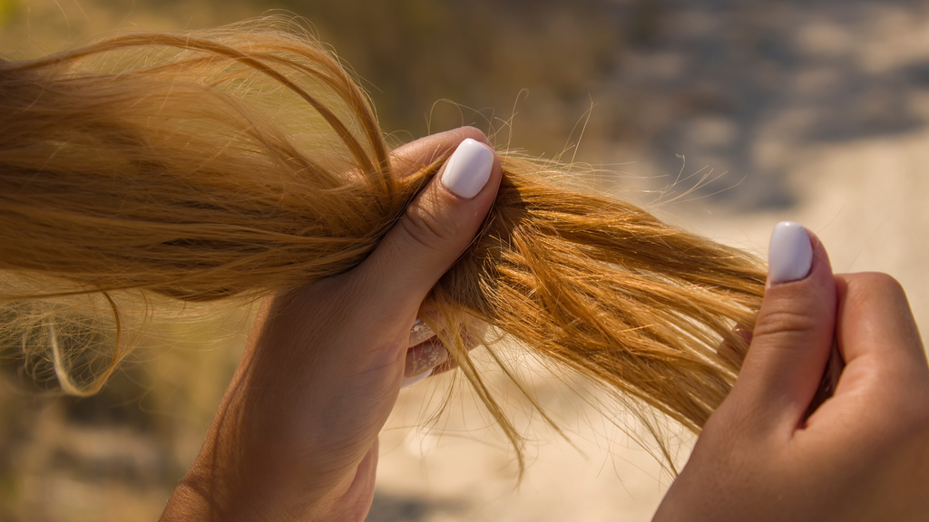 3 znaky, že tvojim vlasom chýba hydratácia: Ako sa starať o suché vlasy?