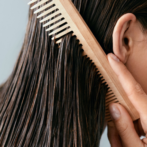 Nadmerné mastenie vlasov: Prečo sa to deje a čo s tým robiť?